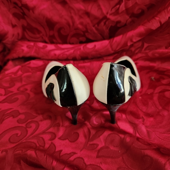 HIGHLIGHTS Brand Fancy/Formal Black & White 2" stilleto Heels size 6.5--7 - Picture 3 of 6
